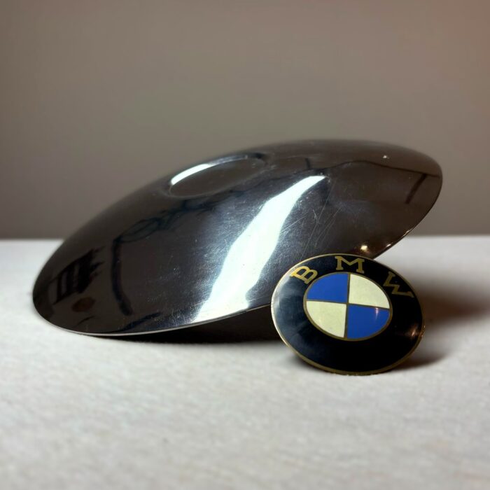 Poklice z oceli pro automobily BMW 501, 502, 503 a 507 připravené na chromování – celkový pohled