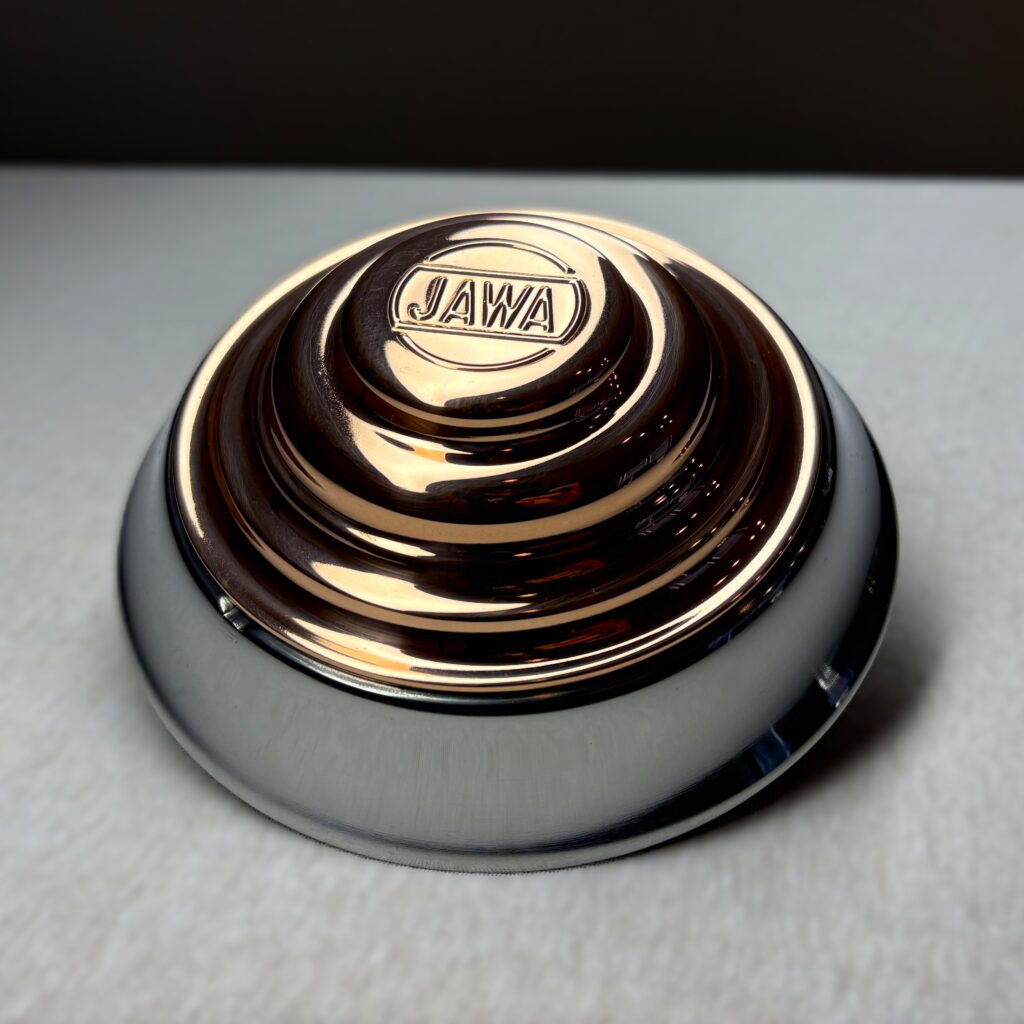 Přední pohled na poklici Jawa připravenou pro chromování
