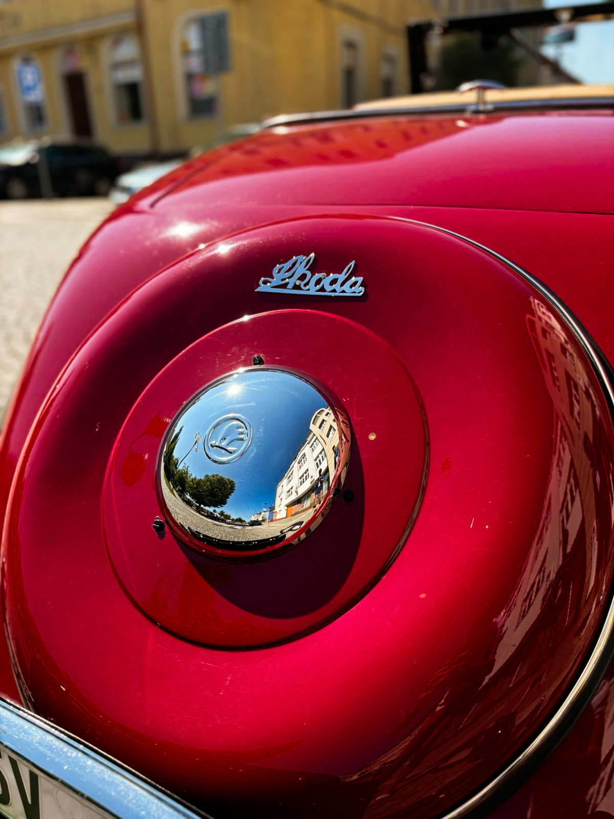 Poklice pro automobil Škoda Popular umístěná na rezervním kole