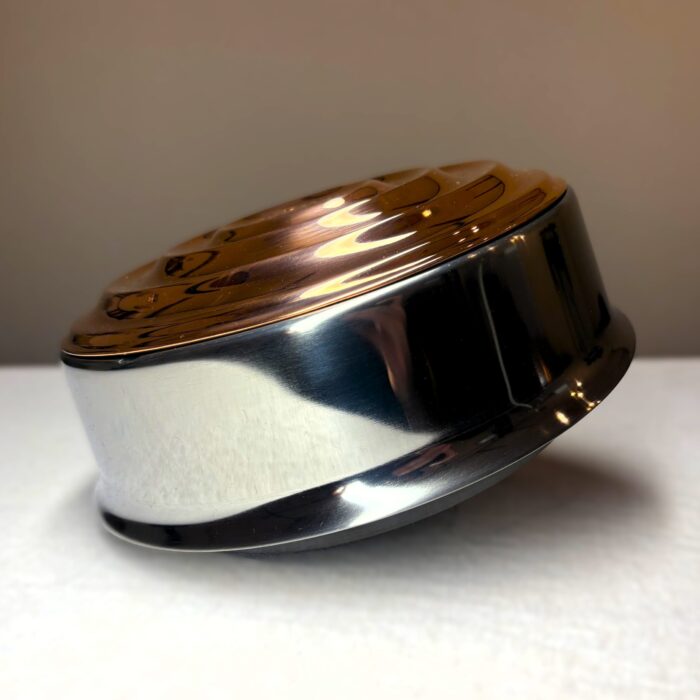 Poklice z oceli a mědi pro automobily Tatra 75, 57A, 57B a 52 připravené na chromování – celkový pohled