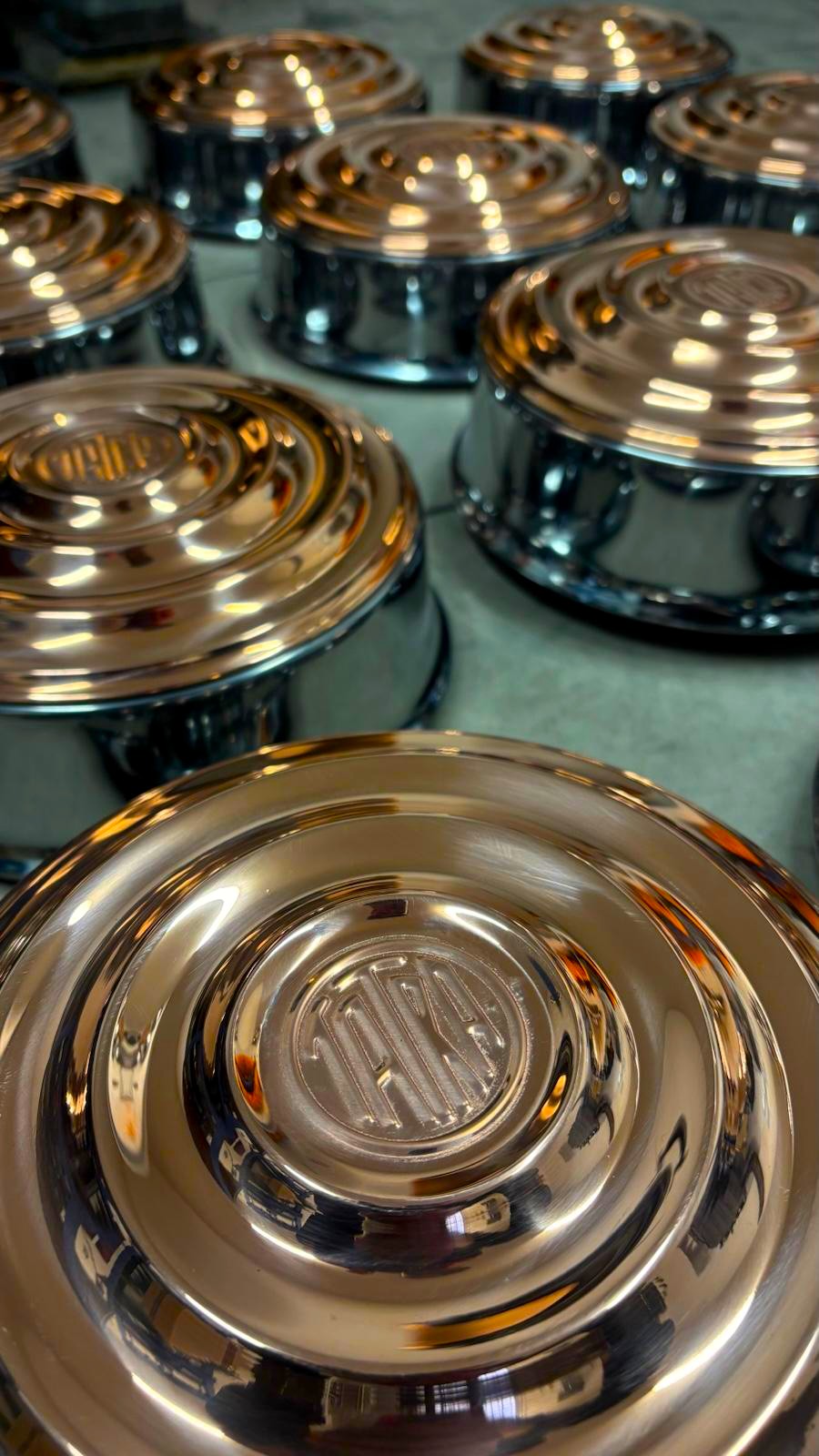 Ručně vyráběná poklice pro automobil Tatra 75 během procesu kovotlačení.