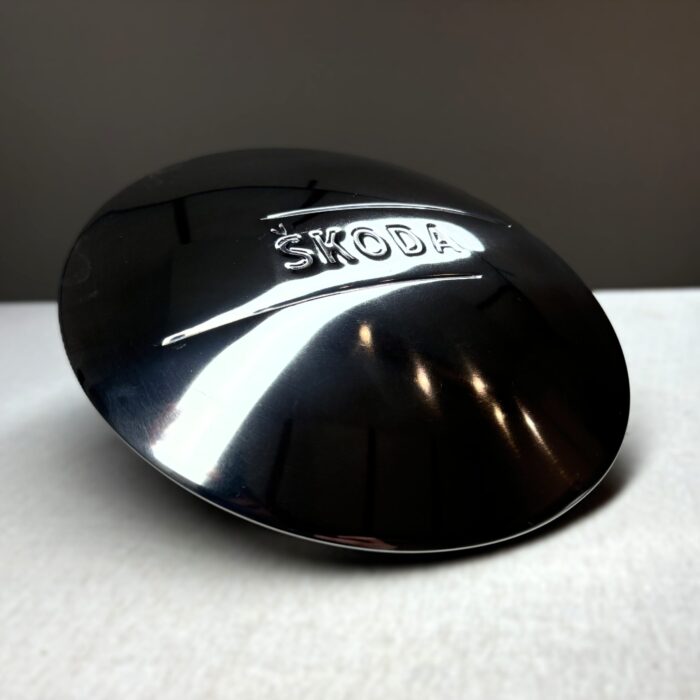 Poklice z oceli pro automobily Škoda Tudor 1101 a 1102 připravené na chromování – celkový pohled