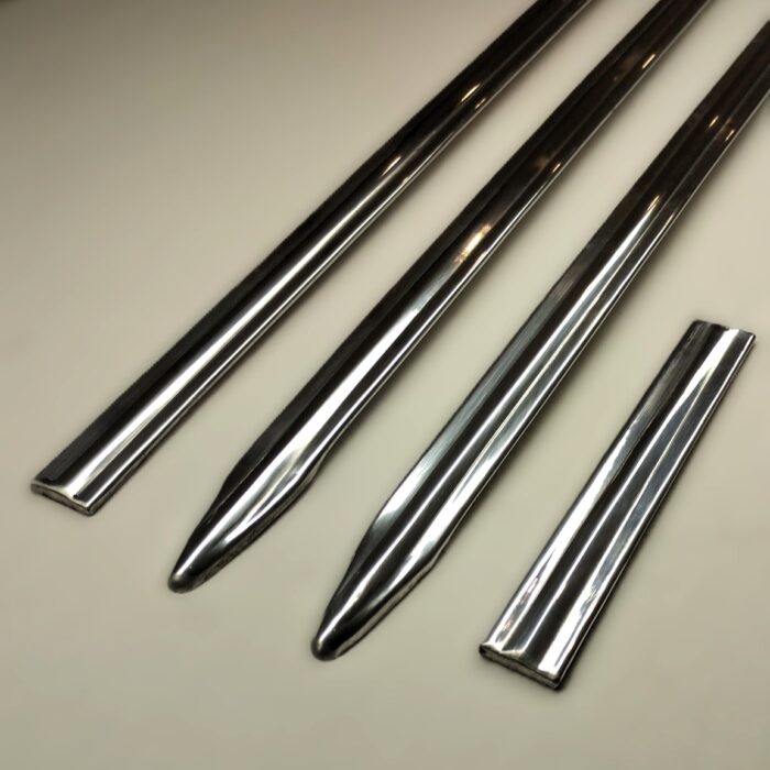 Detail povrchu hliníkových bočních lišt pro automobily Škoda Tudor 1101 a 1102