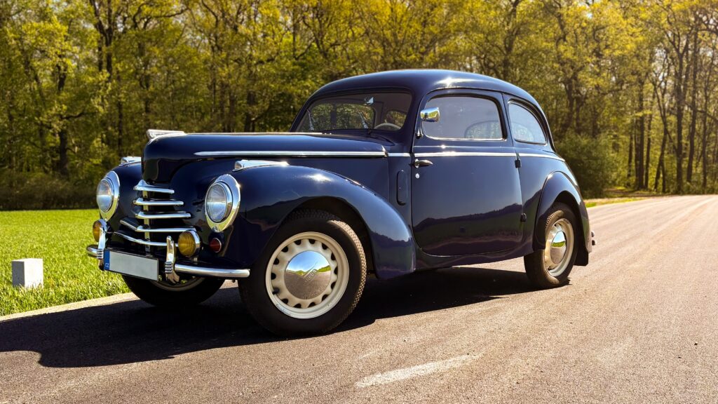 Automobil Škoda Tudor 1101 vybavený našimi poklicemi a lištami