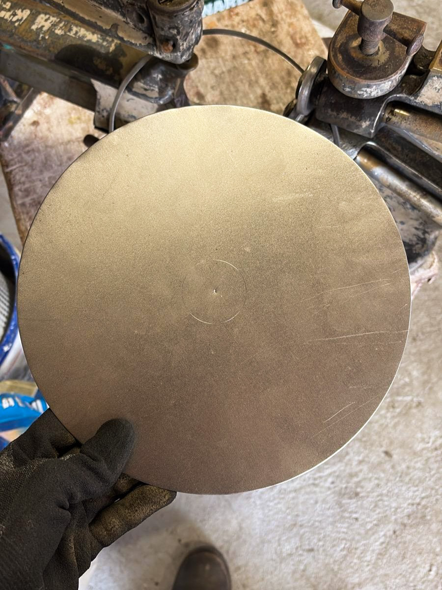 Vystřižený plech na okružních nůžkách jako materiál pro kovotlačení