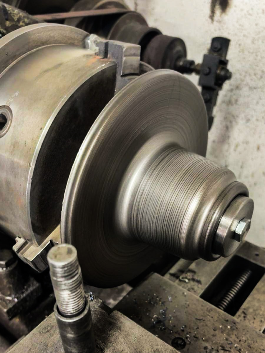 Vytlačený kryt náboje pro automobily Tatra 30, 52, 54 a 57 ještě upevněný ve formě na soustruhu