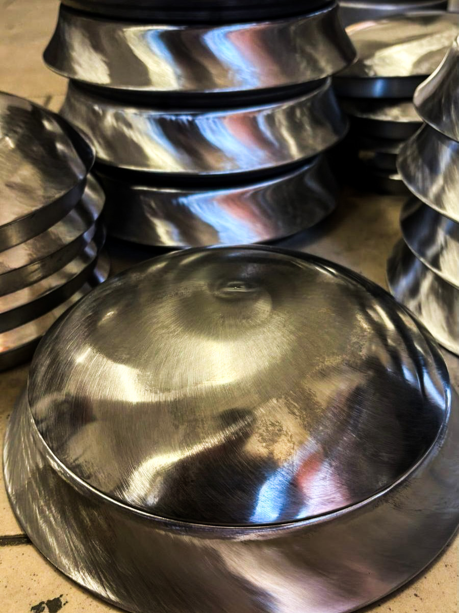 Vybroušené poklice pro automobil Škoda Popular částečně připravené na leštění