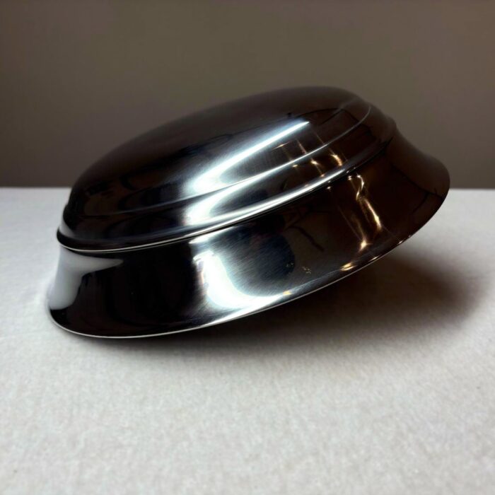 Přední pohled na ocelovou poklici Wanderer W52 a W23 připravenou k chromování