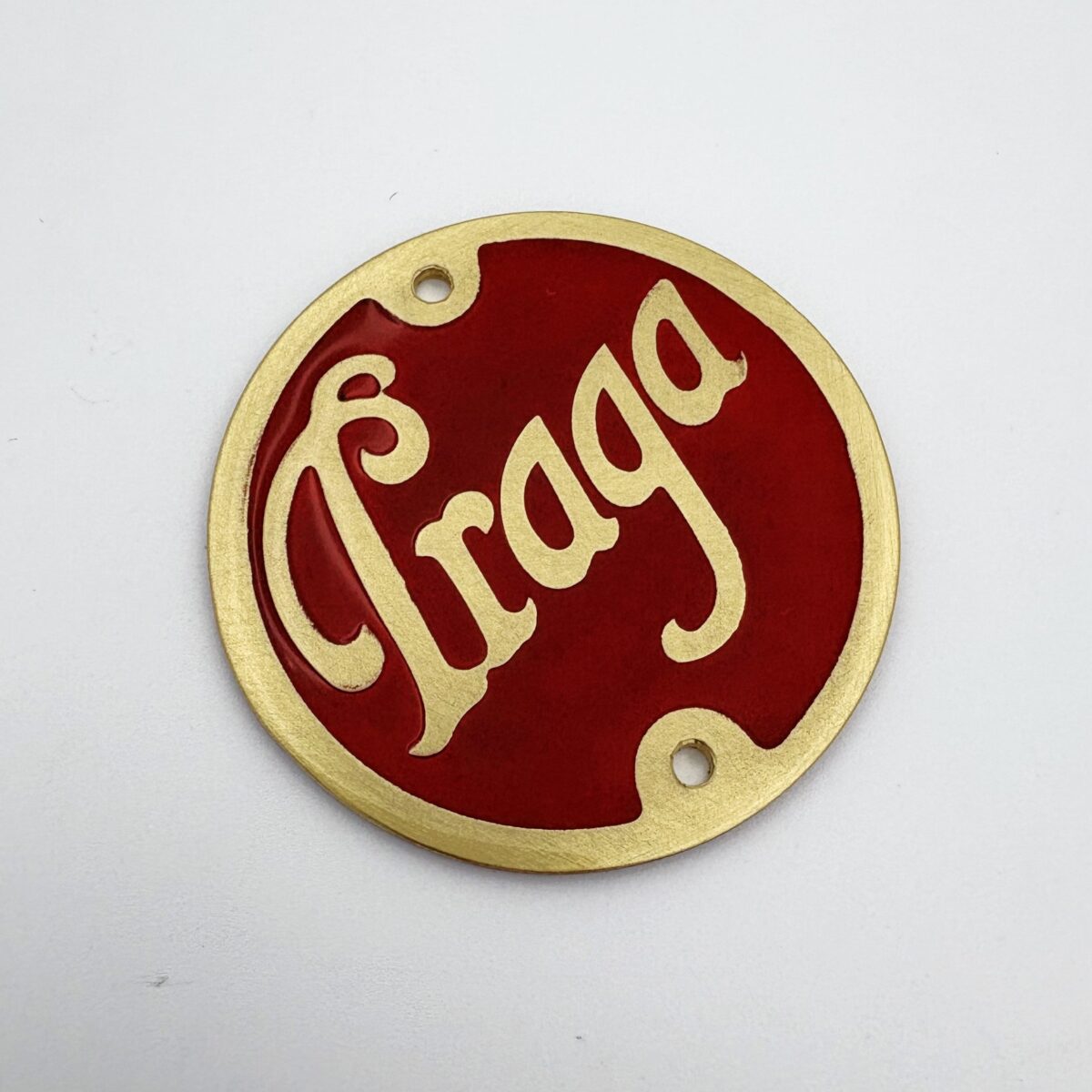 Znak Praga 45 mm – mosazný středový znak s červeným podkladem